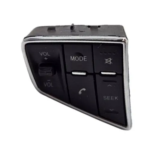 كليد كنترل سيستم صوتی روی فرمان تارا كروز (چپ)